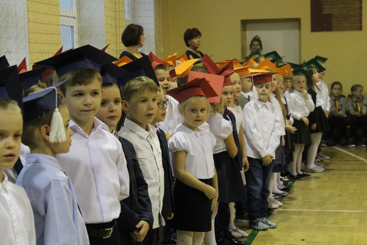 Serce pierwszaków zadrżało. Ślubowanie w "Jedynce" (zdjęcia)