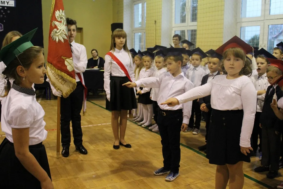 Serce pierwszaków zadrżało. Ślubowanie w "Jedynce" (zdjęcia)