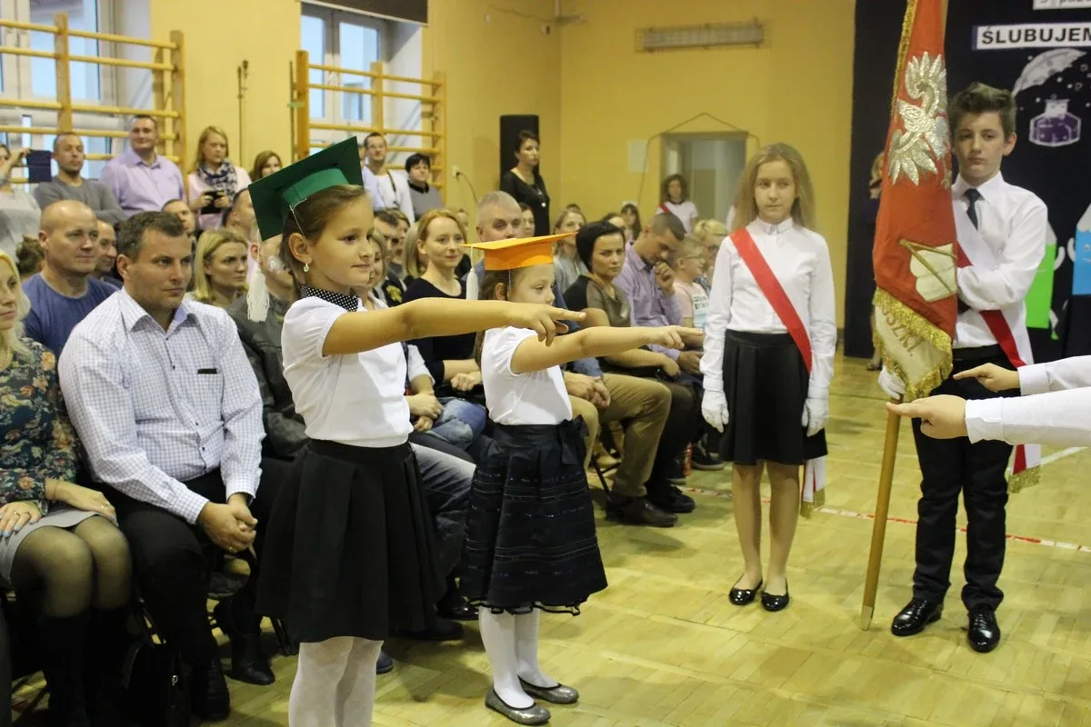 Serce pierwszaków zadrżało. Ślubowanie w "Jedynce" (zdjęcia)