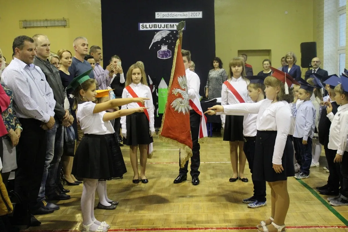 Serce pierwszaków zadrżało. Ślubowanie w "Jedynce" (zdjęcia)