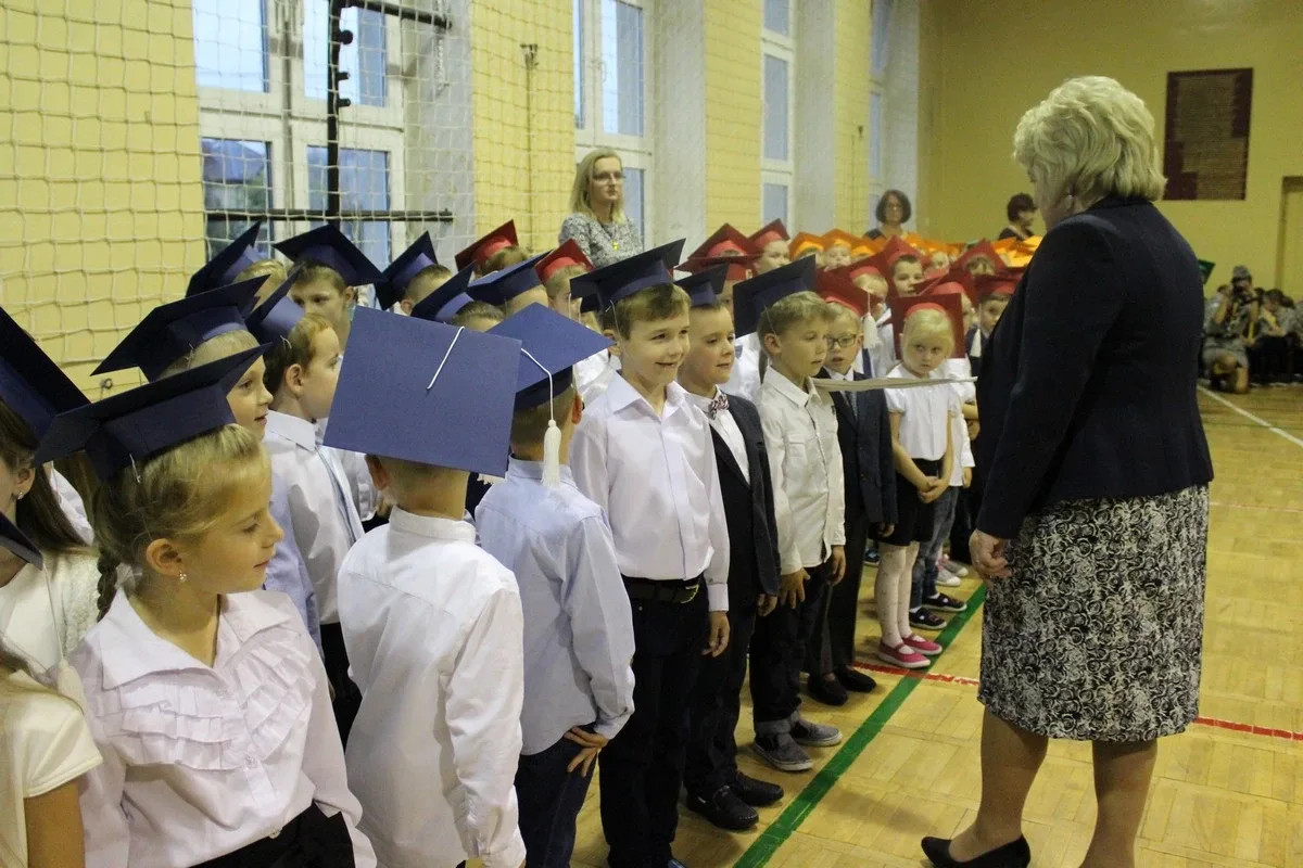 Serce pierwszaków zadrżało. Ślubowanie w "Jedynce" (zdjęcia)
