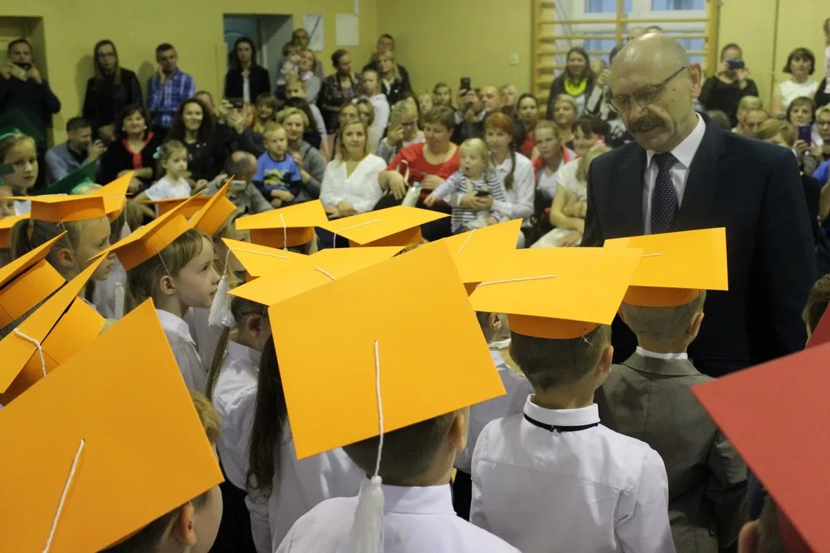 Serce pierwszaków zadrżało. Ślubowanie w "Jedynce" (zdjęcia)