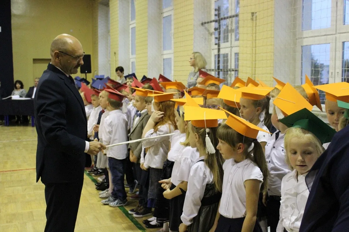 Serce pierwszaków zadrżało. Ślubowanie w "Jedynce" (zdjęcia)