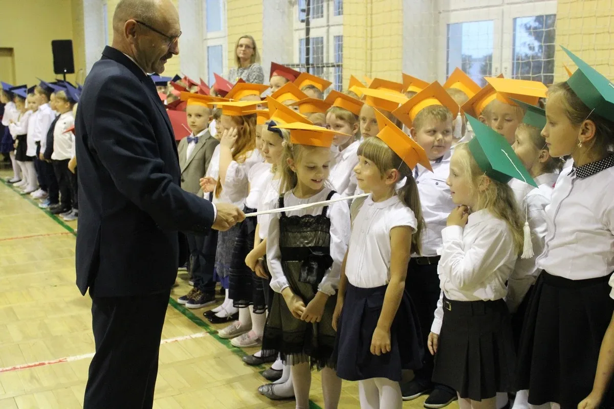 Serce pierwszaków zadrżało. Ślubowanie w "Jedynce" (zdjęcia)