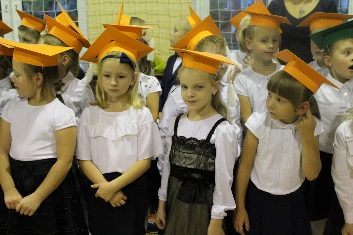 Serce pierwszaków zadrżało. Ślubowanie w "Jedynce" (zdjęcia)