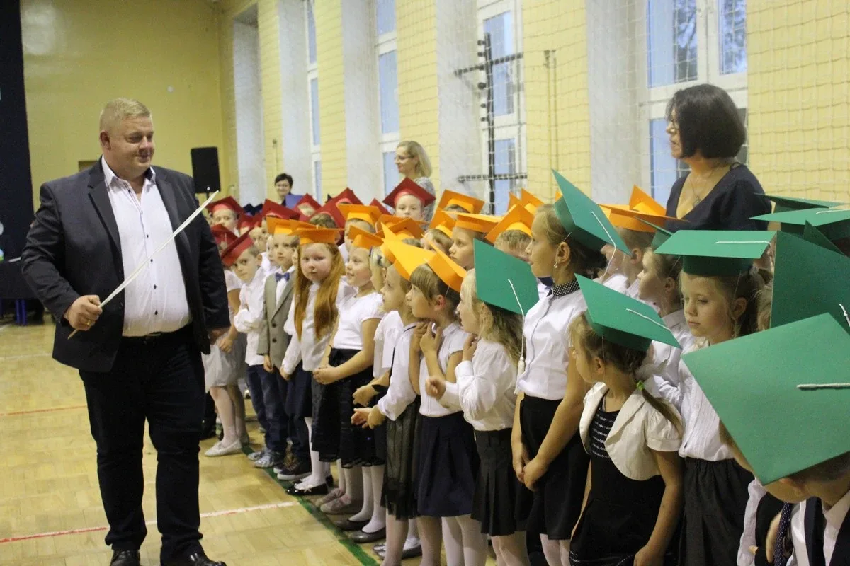 Serce pierwszaków zadrżało. Ślubowanie w "Jedynce" (zdjęcia)