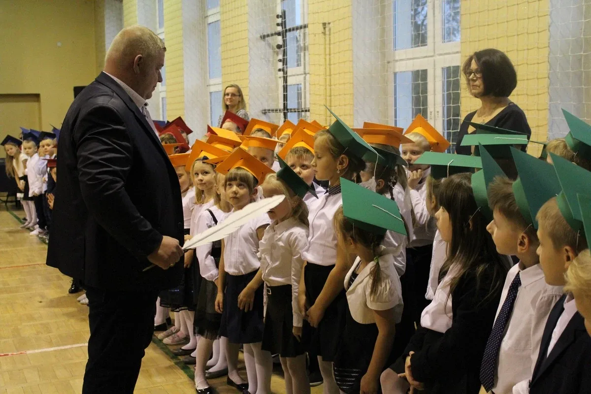 Serce pierwszaków zadrżało. Ślubowanie w "Jedynce" (zdjęcia)