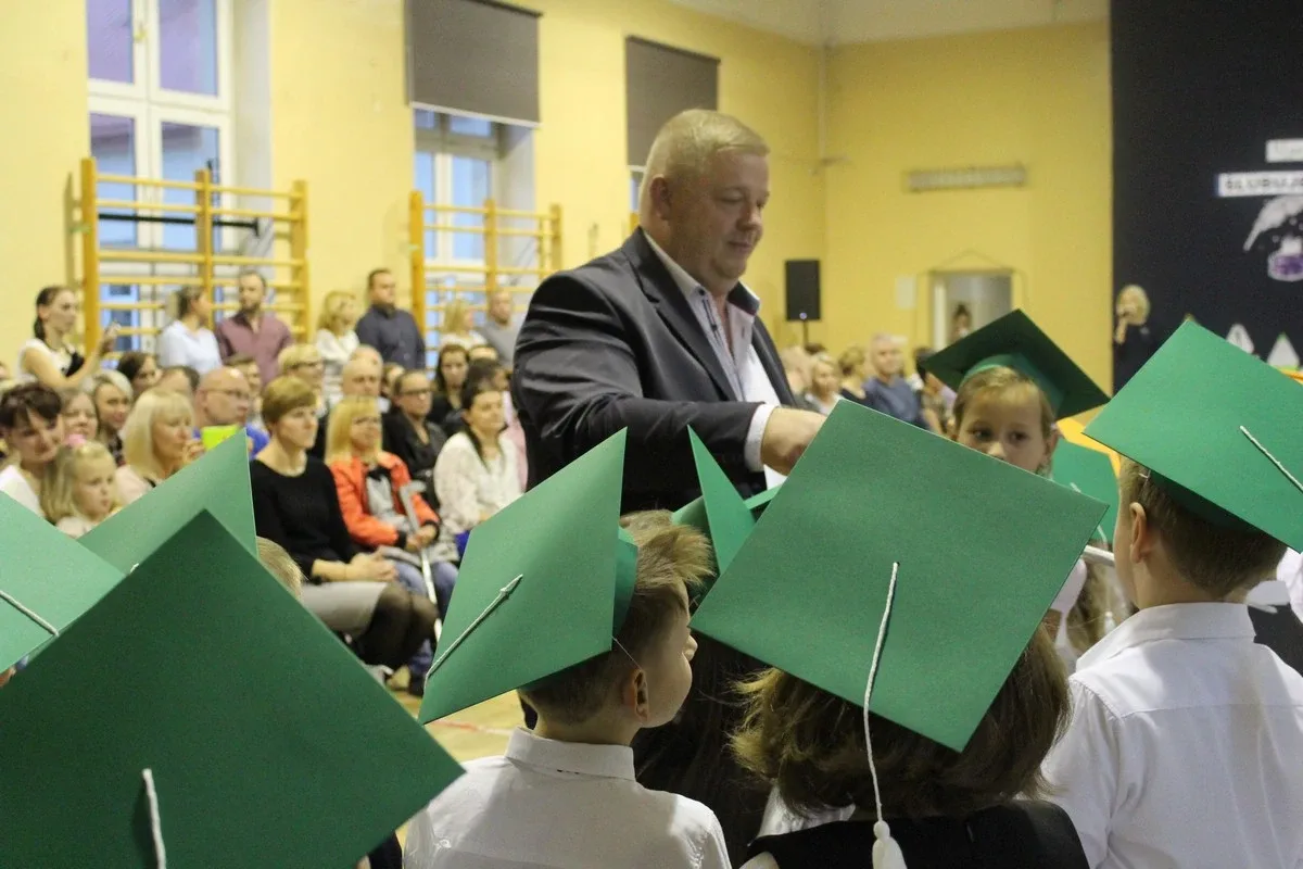 Serce pierwszaków zadrżało. Ślubowanie w "Jedynce" (zdjęcia)