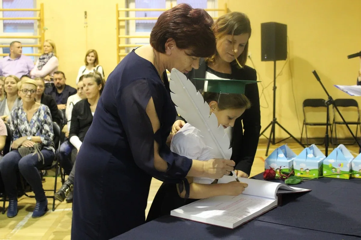 Serce pierwszaków zadrżało. Ślubowanie w "Jedynce" (zdjęcia)