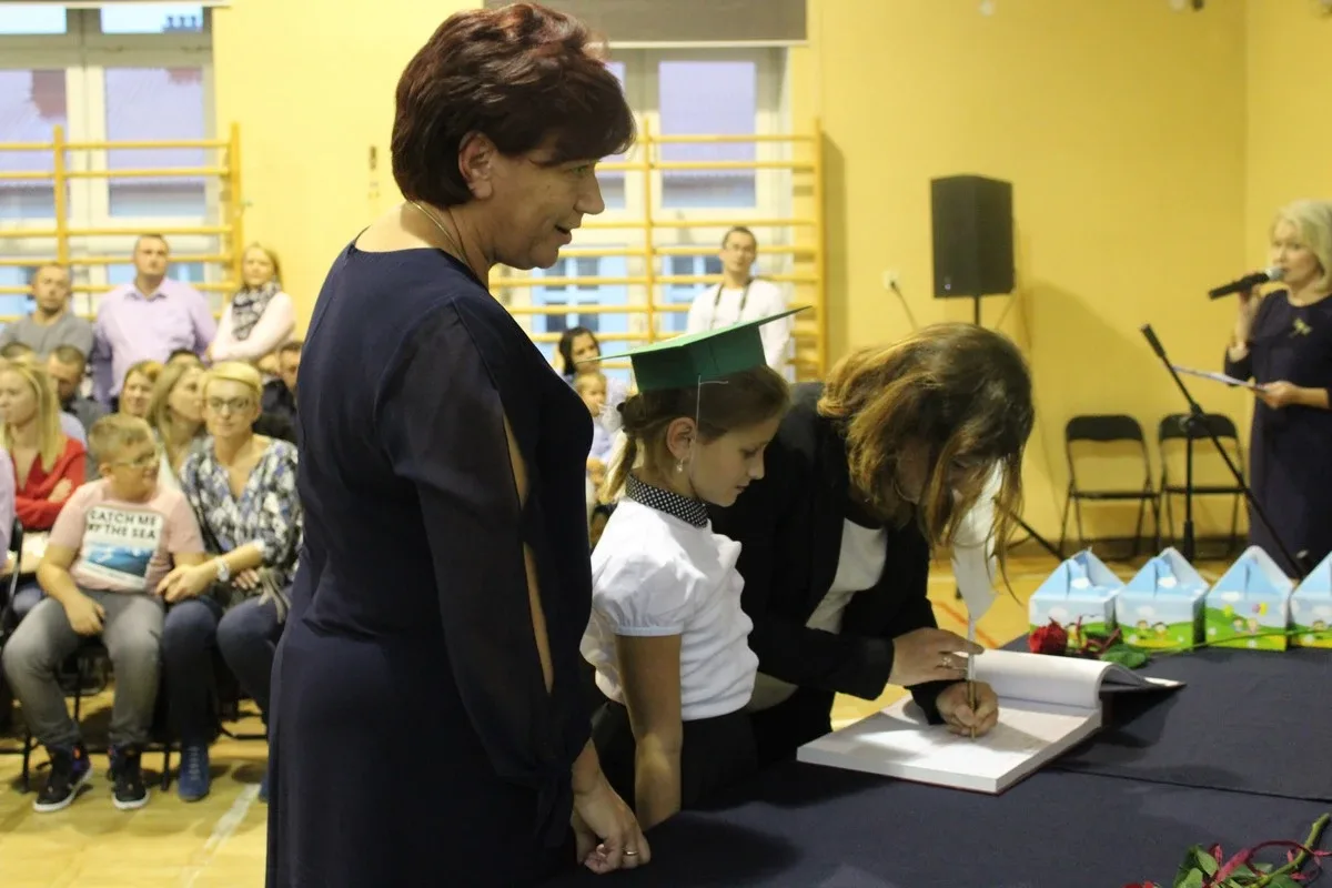 Serce pierwszaków zadrżało. Ślubowanie w "Jedynce" (zdjęcia)