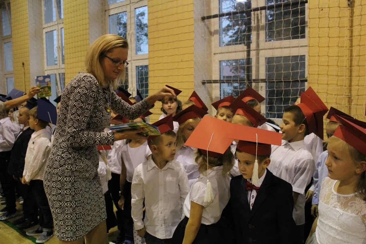 Serce pierwszaków zadrżało. Ślubowanie w "Jedynce" (zdjęcia)