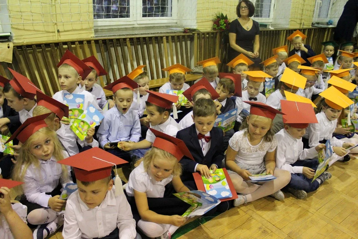 Serce pierwszaków zadrżało. Ślubowanie w "Jedynce" (zdjęcia)