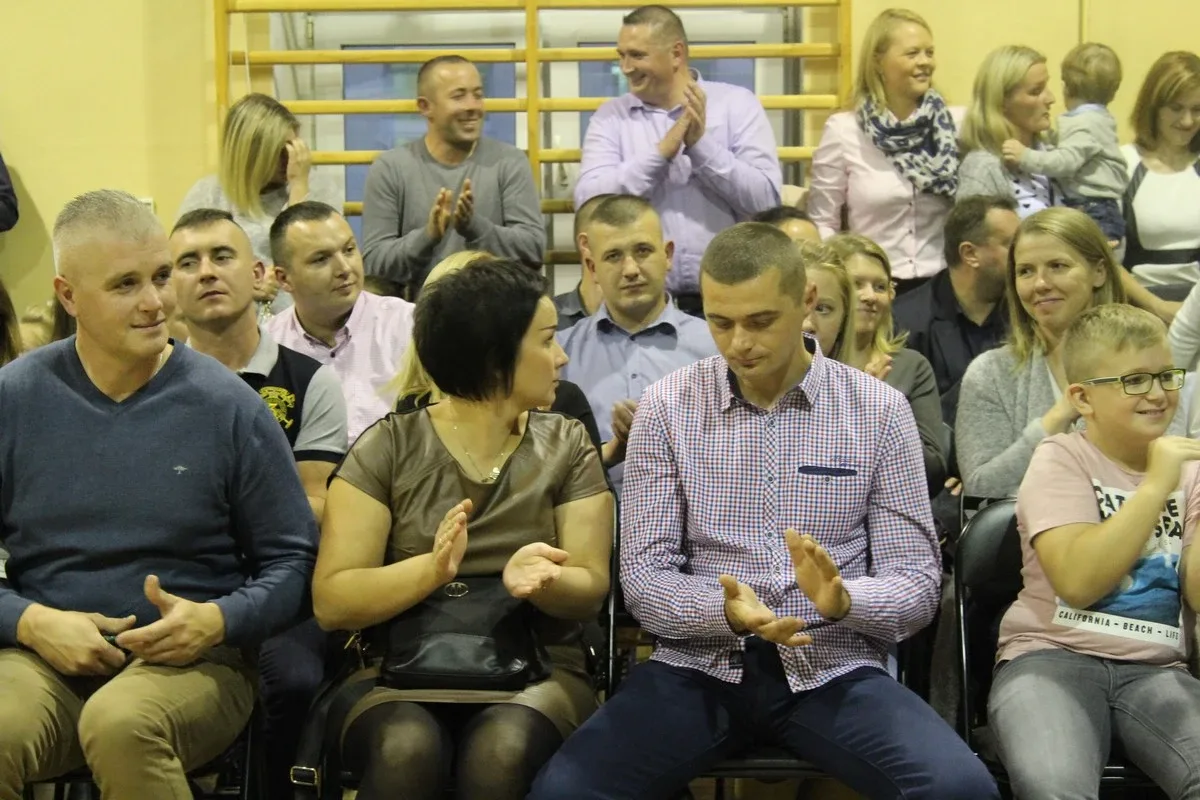 Serce pierwszaków zadrżało. Ślubowanie w "Jedynce" (zdjęcia)