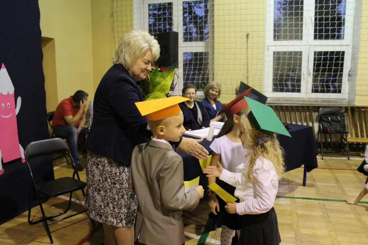 Serce pierwszaków zadrżało. Ślubowanie w "Jedynce" (zdjęcia)