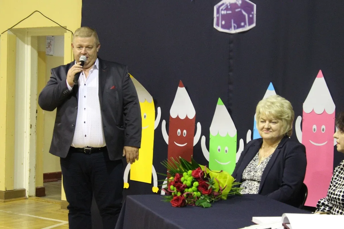 Serce pierwszaków zadrżało. Ślubowanie w "Jedynce" (zdjęcia)