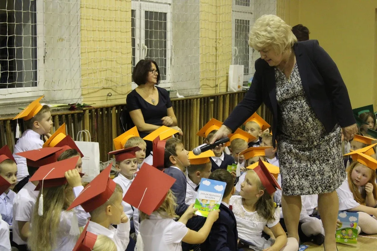 Serce pierwszaków zadrżało. Ślubowanie w "Jedynce" (zdjęcia)