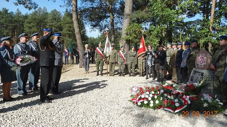Odsłonili tablicę upamiętniającą ppor. Aleksandra Kuleszę (zdjęcia)