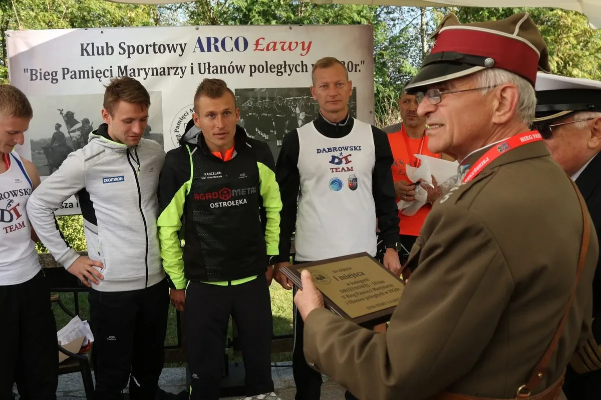 Biegiem oddali hołd marynarzom i ułanom (zdjęcia, wideo)