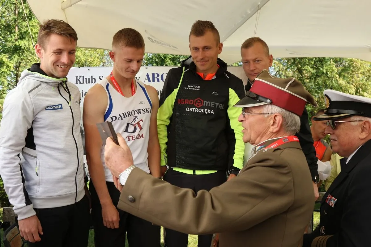 Biegiem oddali hołd marynarzom i ułanom (zdjęcia, wideo)