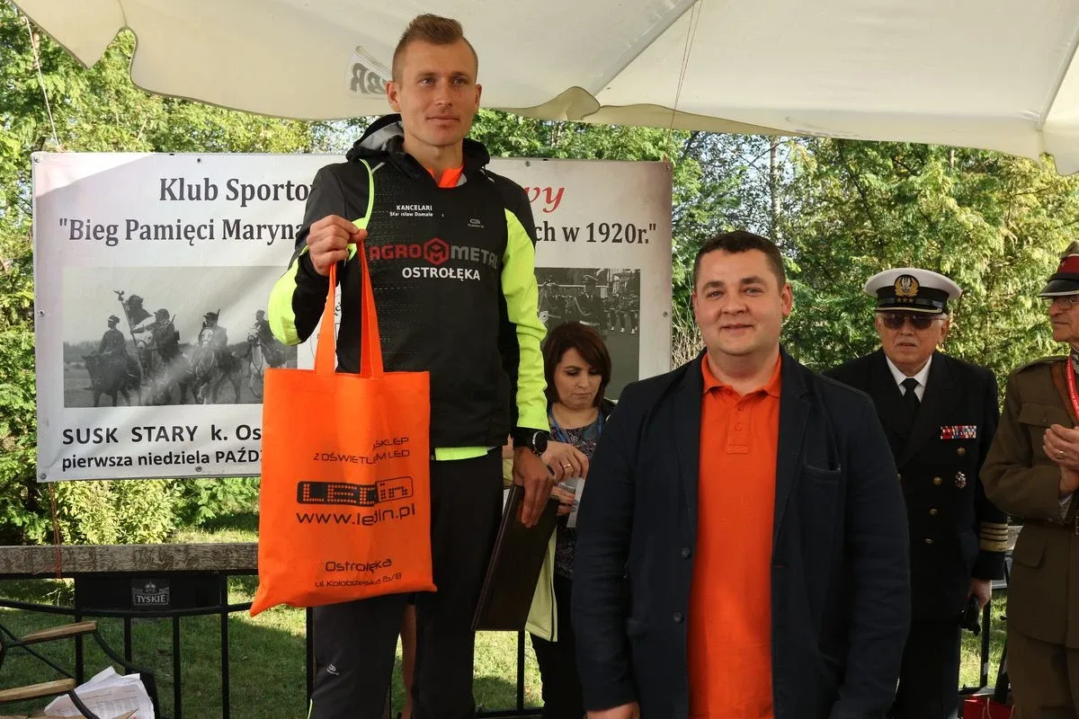 Biegiem oddali hołd marynarzom i ułanom (zdjęcia, wideo)