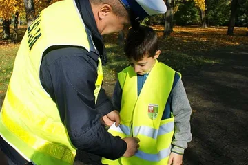 Wręczali mieszkańcom powiatu ostrowskiego kamizelki odblaskowe (zdjęcia)