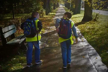 Wręczali mieszkańcom powiatu ostrowskiego kamizelki odblaskowe (zdjęcia)