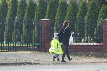 Wręczali mieszkańcom powiatu ostrowskiego kamizelki odblaskowe (zdjęcia)