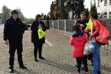 Wręczali mieszkańcom powiatu ostrowskiego kamizelki odblaskowe (zdjęcia)