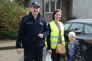 Wręczali mieszkańcom powiatu ostrowskiego kamizelki odblaskowe (zdjęcia)