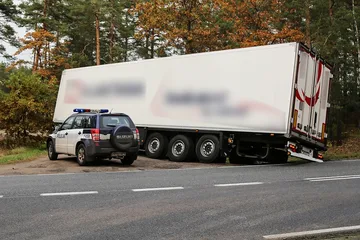 Tir utknął na leśnym parkingu (zdjęcia)