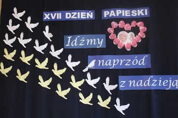 Najmłodsi w hołdzie papieżowi (zdjęcia)