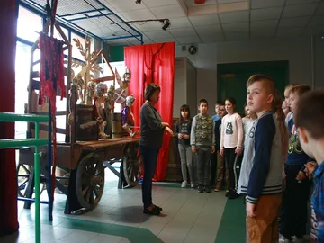 Uczniowie "Czwórki" z wizytą w teatrze (zdjęcia)