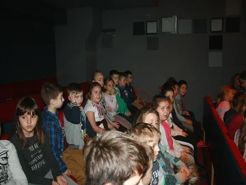 Uczniowie "Czwórki" z wizytą w teatrze (zdjęcia)