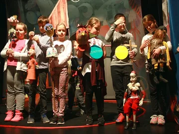 Uczniowie "Czwórki" z wizytą w teatrze (zdjęcia)