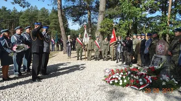 Odsłonili tablicę upamiętniającą ppor. Aleksandra Kuleszę (zdjęcia)