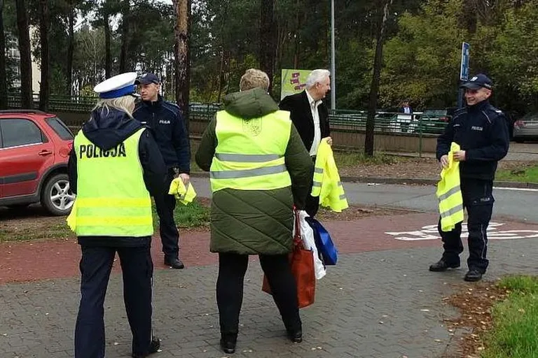 Kamizelki odblaskowe dla ostrowian (zdjęcia)