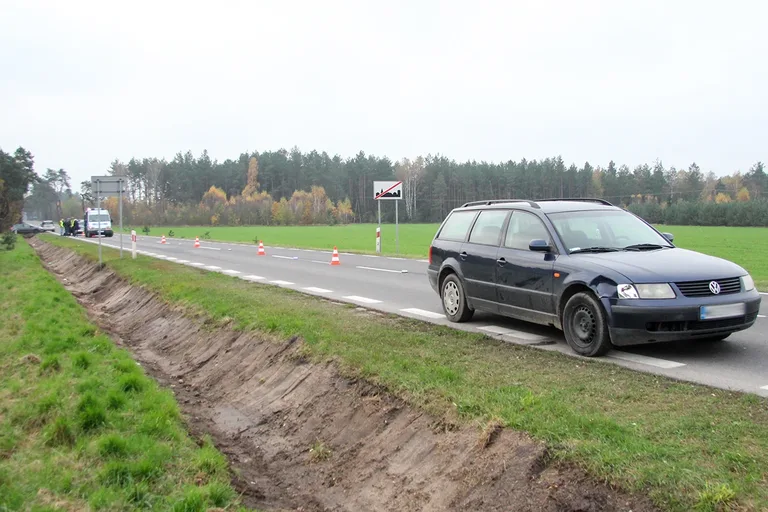 Kolejny wypadek na drodze wojewódzkiej nr 627. Utrudnienia w ruchu (zdjęcia)