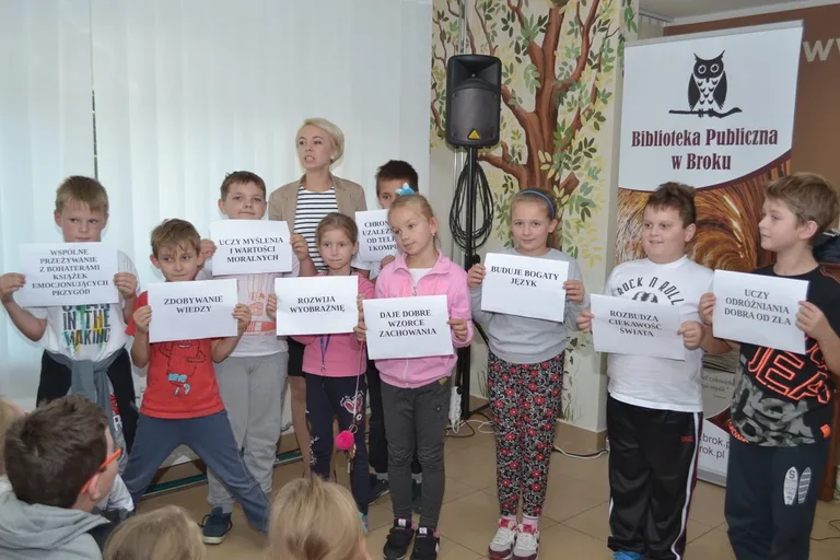 Burmistrz Marek Młyński czytał dzieciom (zdjęcia)