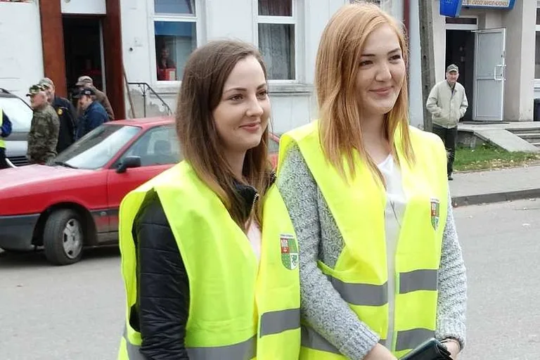 Wręczali mieszkańcom powiatu ostrowskiego kamizelki odblaskowe (zdjęcia)