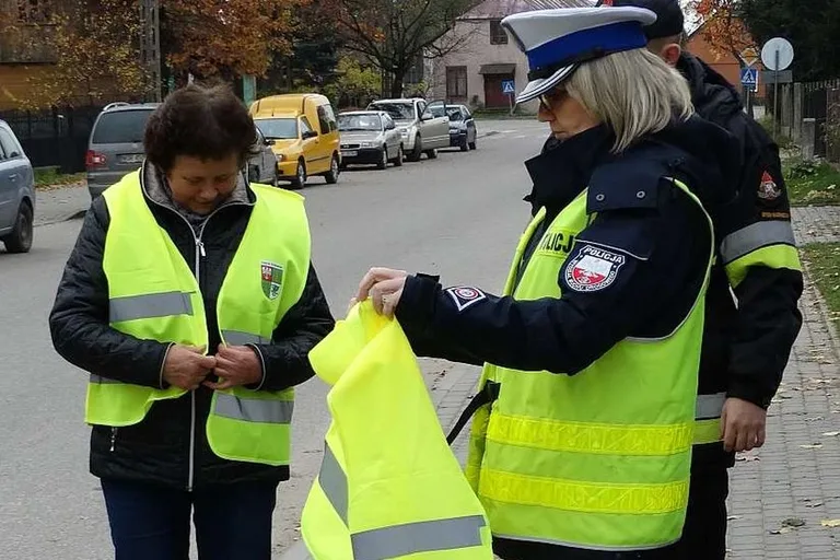 Wręczali mieszkańcom powiatu ostrowskiego kamizelki odblaskowe (zdjęcia)