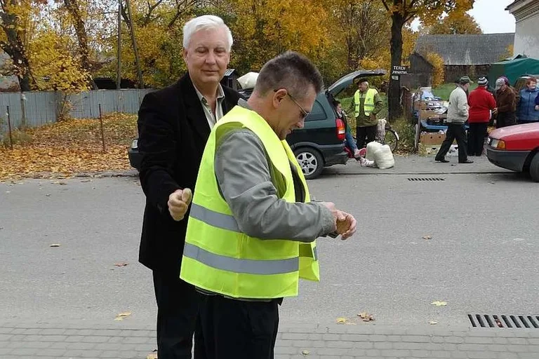 Wręczali mieszkańcom powiatu ostrowskiego kamizelki odblaskowe (zdjęcia)