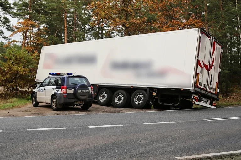 Tir utknął na leśnym parkingu (zdjęcia)
