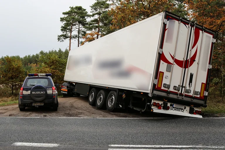 Tir utknął na leśnym parkingu (zdjęcia)