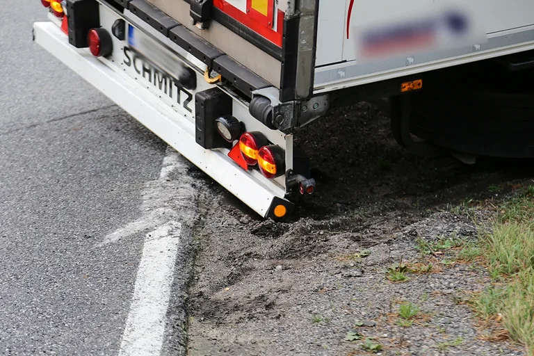 Tir utknął na leśnym parkingu (zdjęcia)