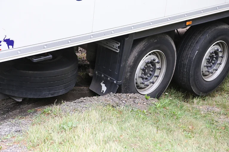 Tir utknął na leśnym parkingu (zdjęcia)
