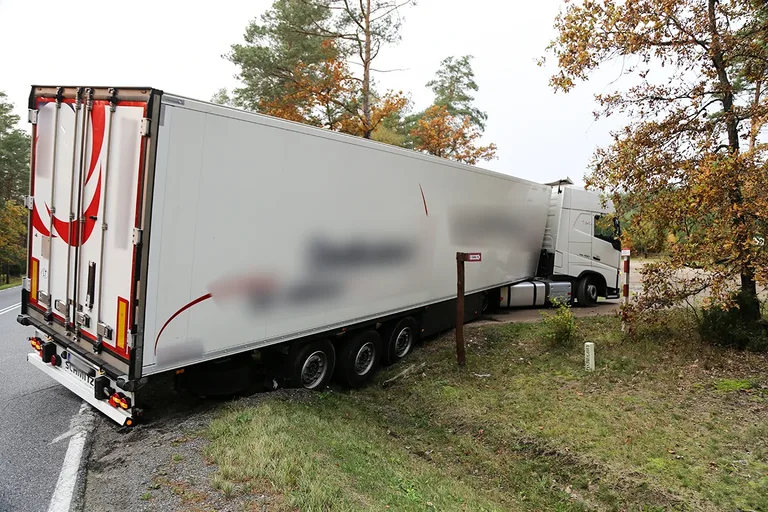 Tir utknął na leśnym parkingu (zdjęcia)