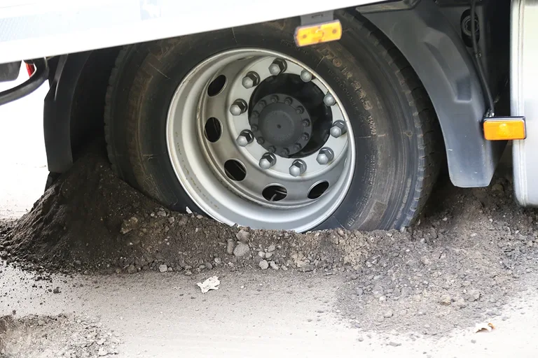 Tir utknął na leśnym parkingu (zdjęcia)