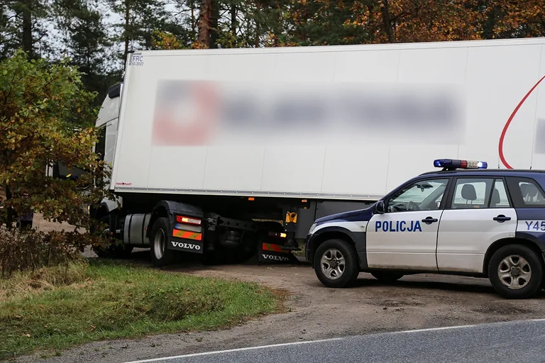 Tir utknął na leśnym parkingu (zdjęcia)