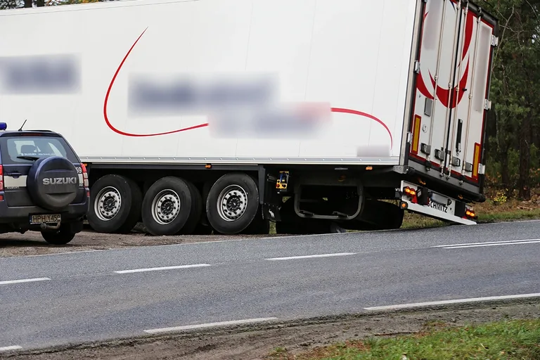 Tir utknął na leśnym parkingu (zdjęcia)