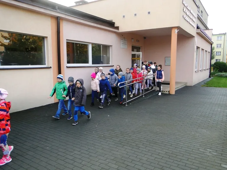 Ewakuacja uczniów z ostrowskiej "Dwójki" (zdjęcia)